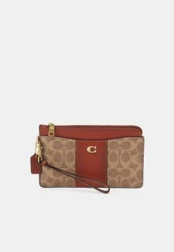 Deals 🌟 Coach 🧥 COATED SIGNATURE ZIP WRISTLET - Wallet - Tan/rust 🥰