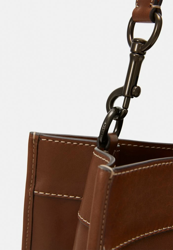 Outlet ⌛ Coach FIELD TOTE IN SPORT CALF WITH BADGE - Tote Bag - Dark Saddle ❤️ 4 Outlet ⌛ Coach FIELD TOTE IN SPORT CALF WITH BADGE - Tote Bag - Dark Saddle ❤️ - Image 4