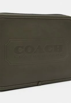 Flash Sale 👏 Coach CHARTER CROSSBODY IN SPORT CALF WITH BADGE UNISEX - Across Body Bag - Army Green ⌛ -Coach Sales 8ba15678d0a6448694c32ba3054562af