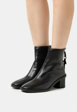 Flash Sale 🥰 Coach GABI BOOTIE - Classic Ankle 🥾 Boots - Black 😀