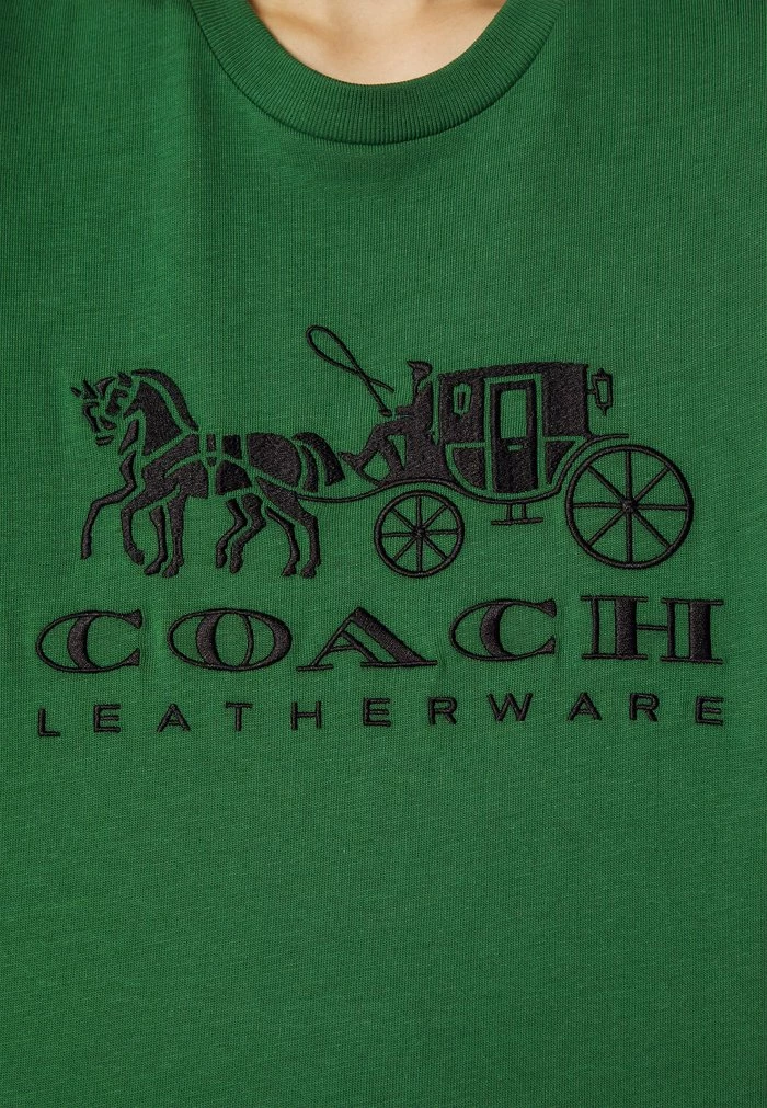Deals โญ Coach EVERGREEN HORSE AND CARRIAGE TEE - Print T-shirt - Dark Pine ๐ 6 Deals โญ Coach EVERGREEN HORSE AND CARRIAGE TEE - Print T-shirt - Dark Pine ๐ - Image 6